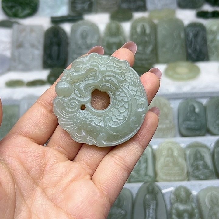 和田玉颈饰未镶嵌北****?