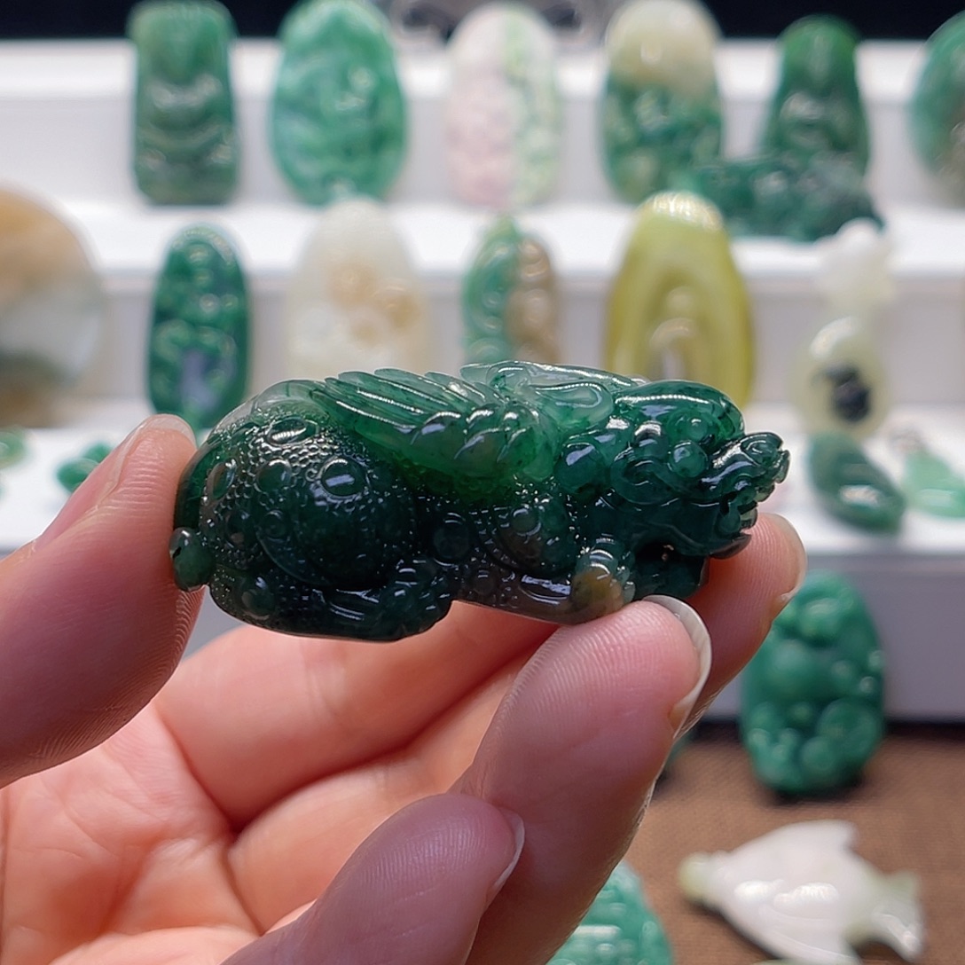 罗***生独山玉未镶嵌颈饰