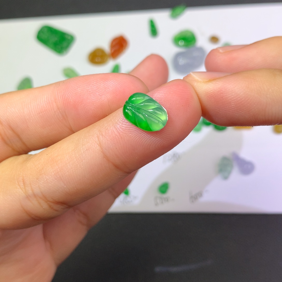 翡翠颈饰未镶嵌叶