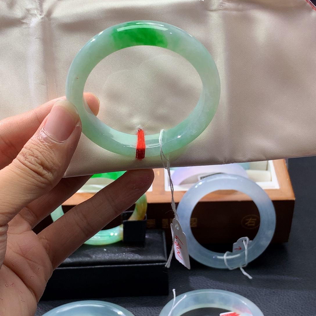 翡翠未镶嵌手镯白底青52圈