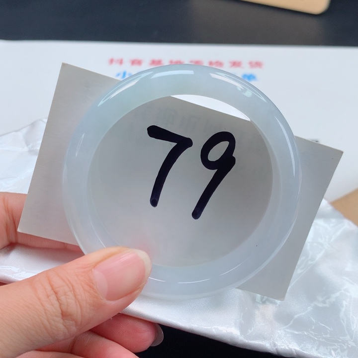 翡翠手镯未镶嵌冰