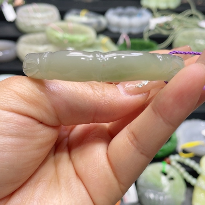 和田玉手镯56圈口。编号1未镶嵌