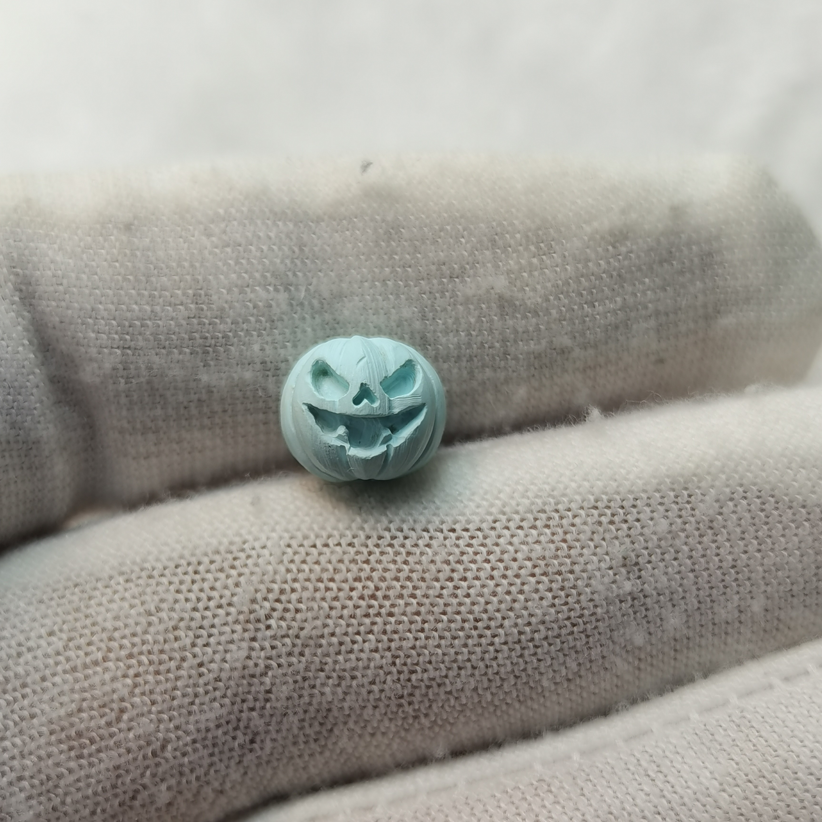 湖北原矿绿松石南瓜头，尺寸7.9*9.1，克重0.7左右，武汉中地大质检