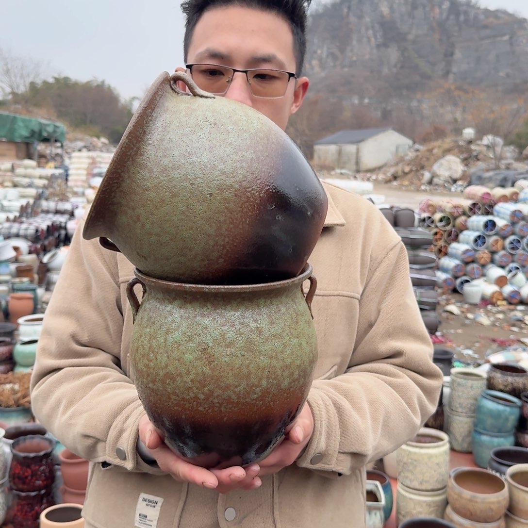 紫砂花盆口18高20（两个牛油果