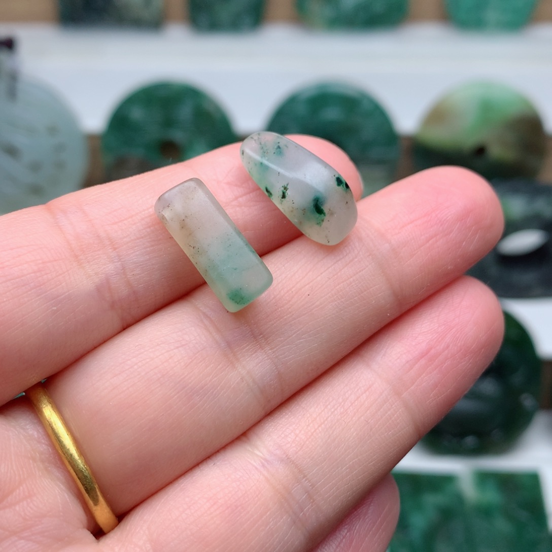 独山玉颈饰未镶嵌耳坠