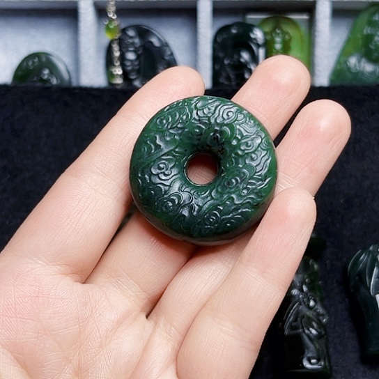 蛇纹石玉颈饰合金