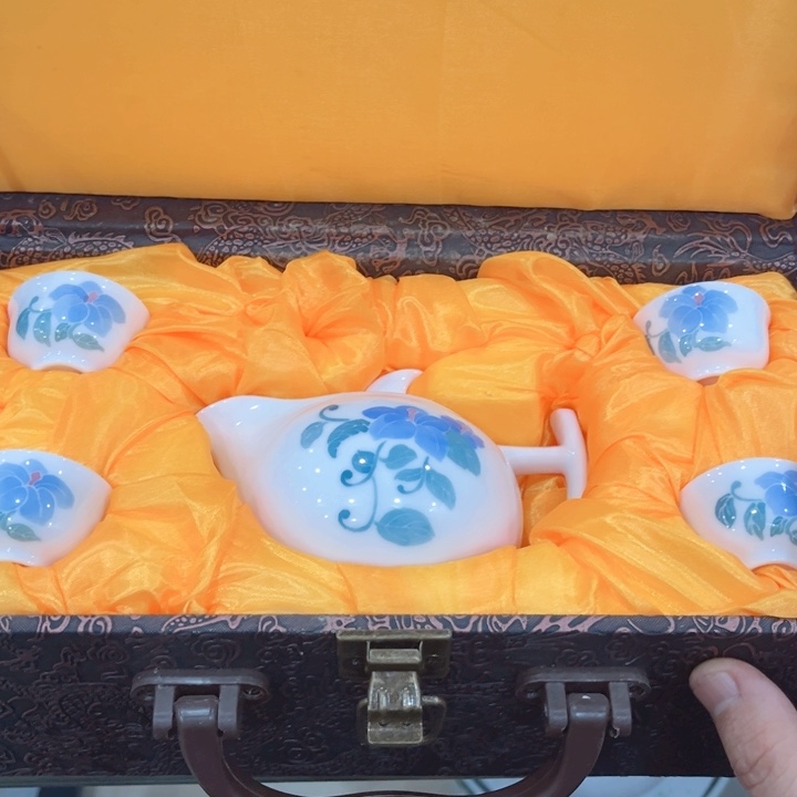 杯釉下五彩的瓷器和瓷器