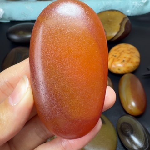 钱***县石材原石桌面摆件