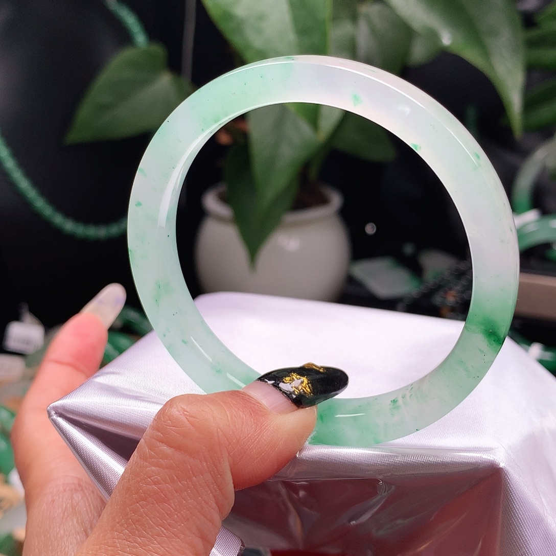 H***.石英质玉未镶嵌手镯56