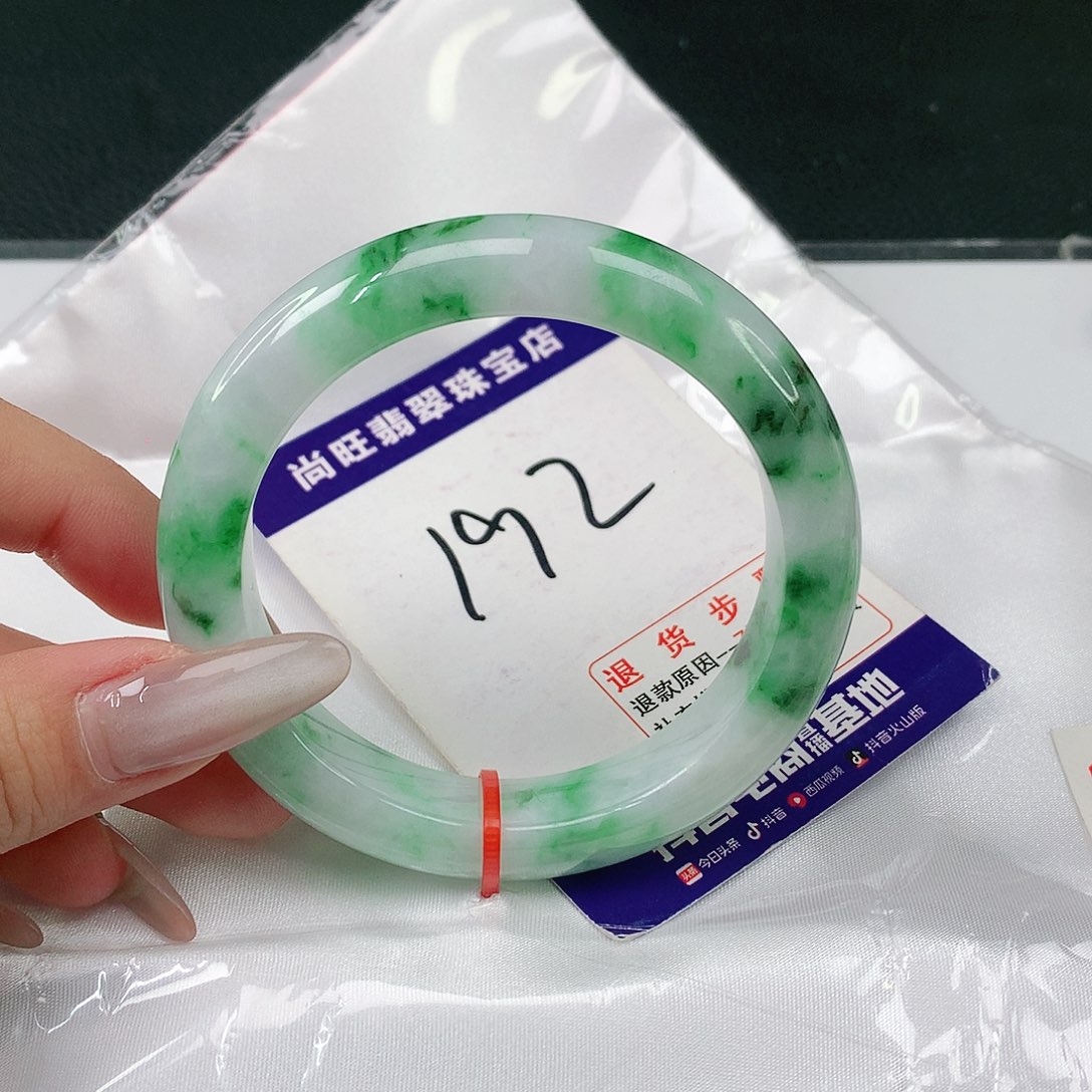 翡翠手镯未镶嵌翡翠12