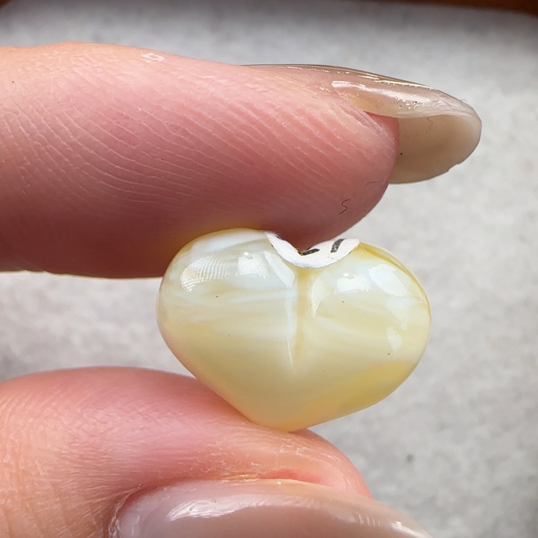 未镶嵌琥珀珠宝奇石