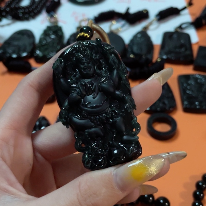 翡翠颈饰未镶嵌小**提