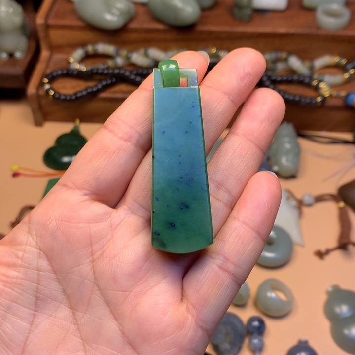 茉***冰和田玉未镶嵌颈饰