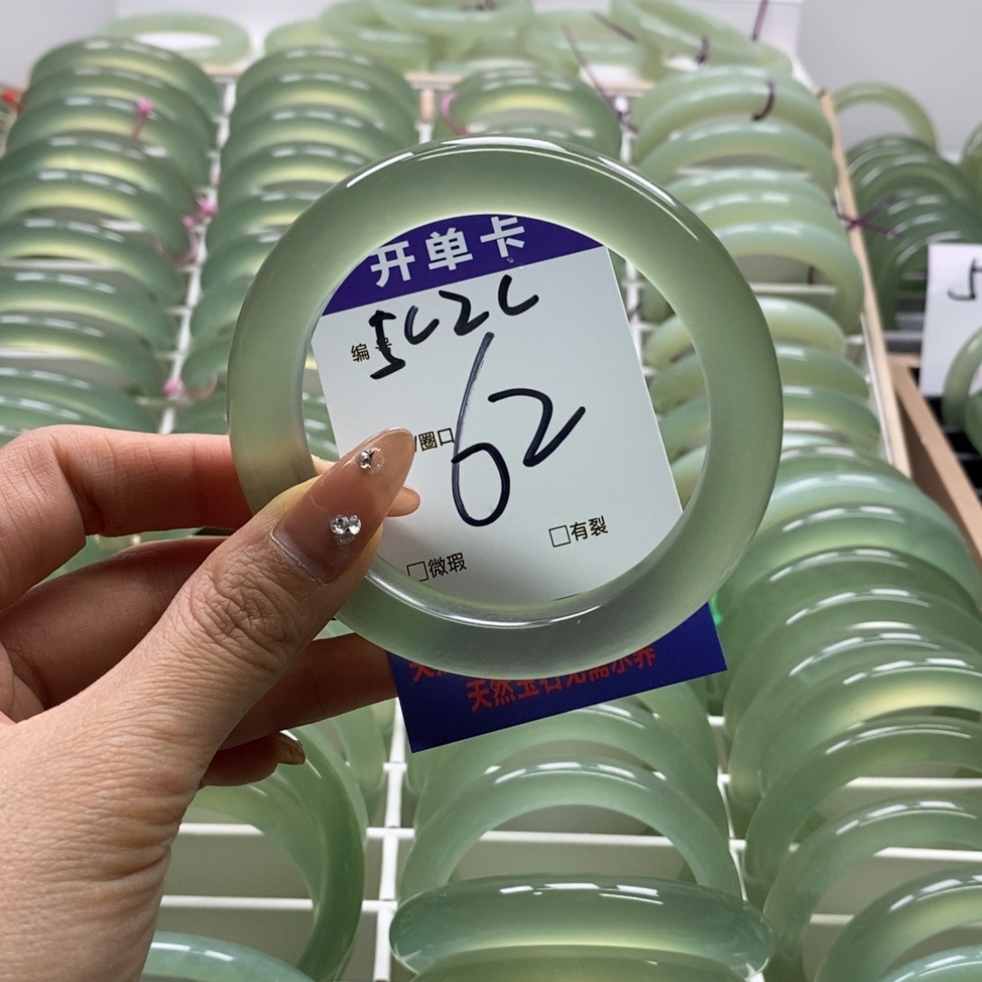 蛇纹石玉手镯未镶嵌卡****兔