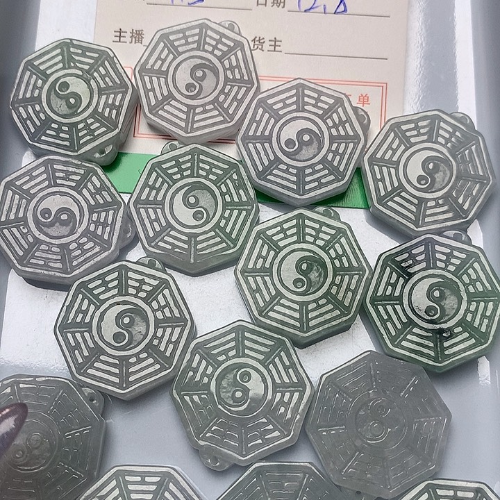 鲸***说翡翠散珠翡翠八卦