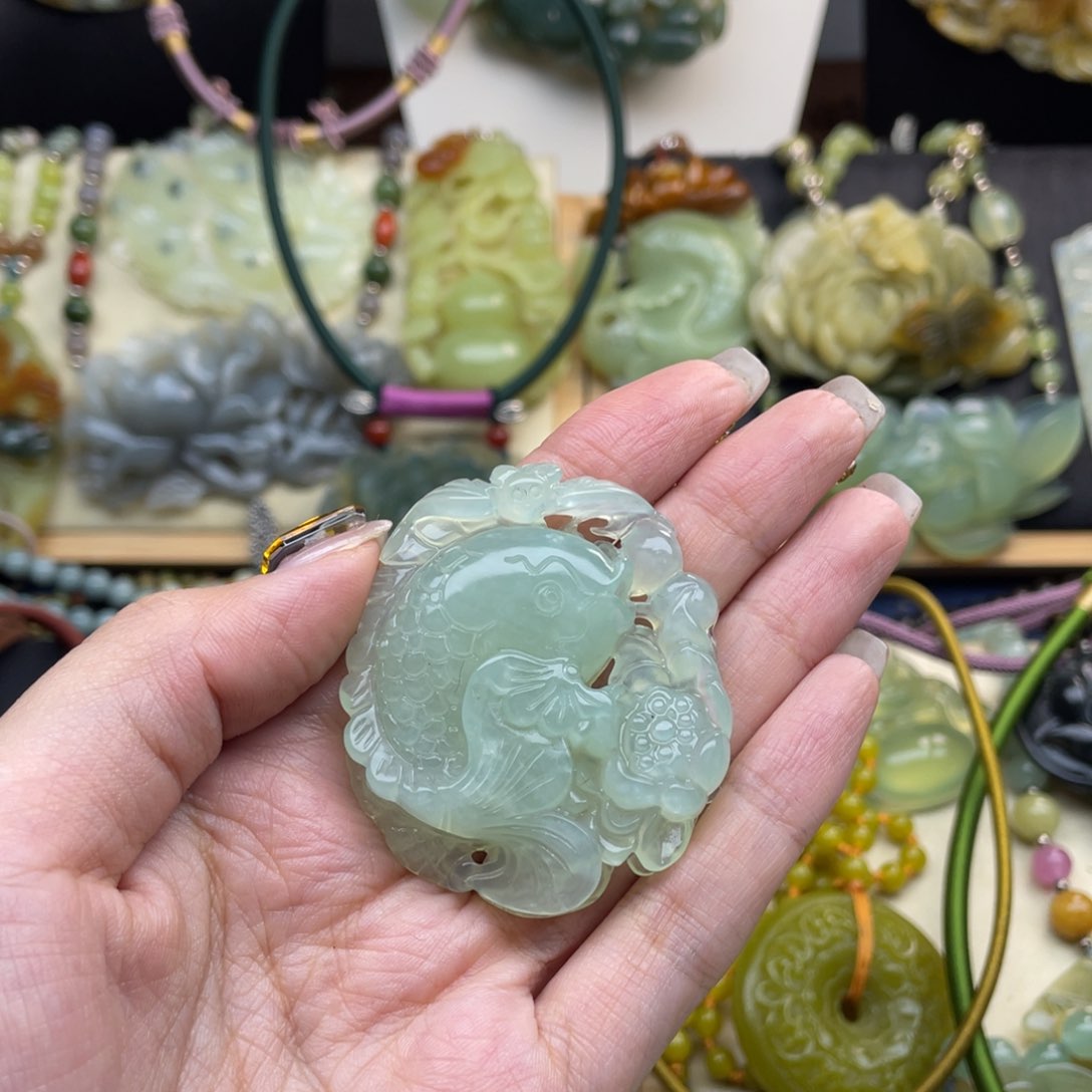 蛇纹石玉颈饰未镶嵌大**驴