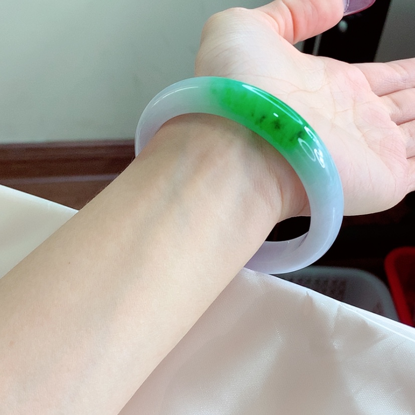 【闪购商品】翡翠手镯未镶嵌58.2 超值放漏白底青 灵