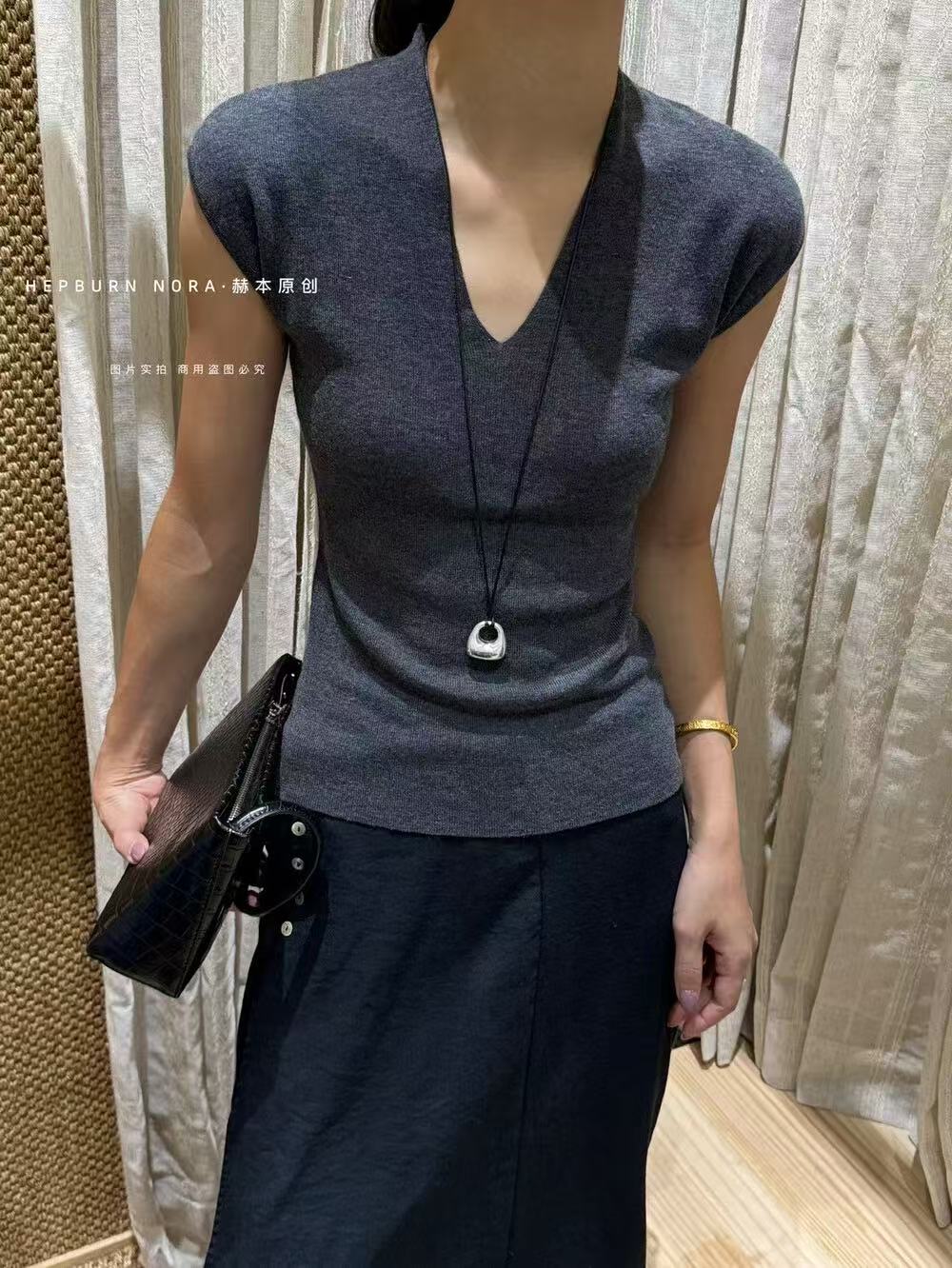 格调美美1090赫本黑色v领修身显瘦内搭小飞袖上衣