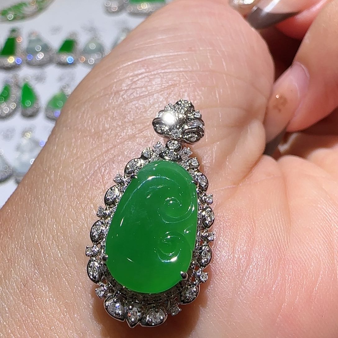 【闪购商品】颈饰18K金镶嵌翡翠天然