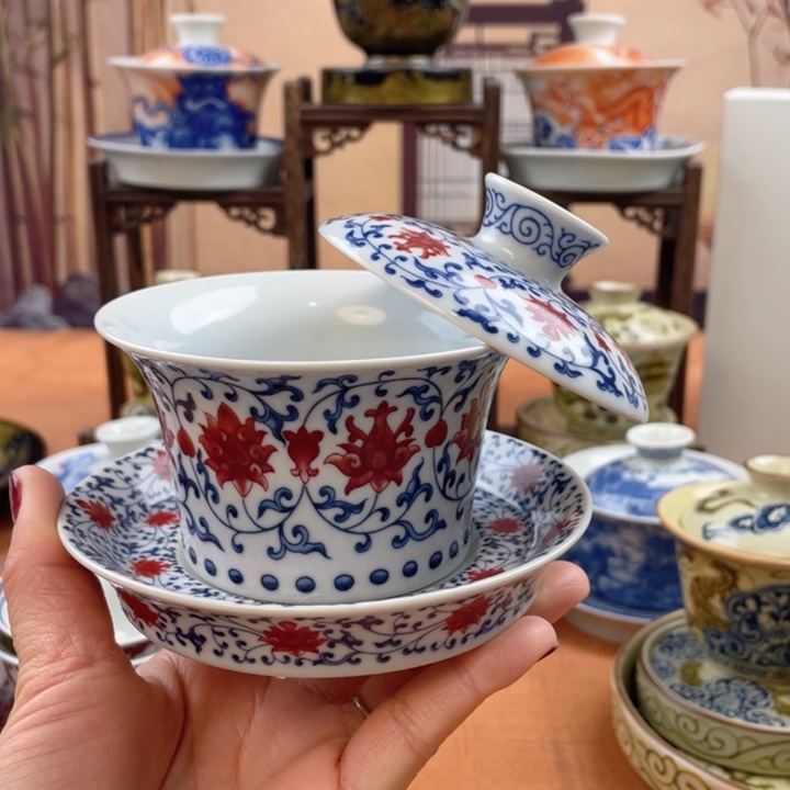 陶摆件青花釉里红缠枝莲马蹄盖碗