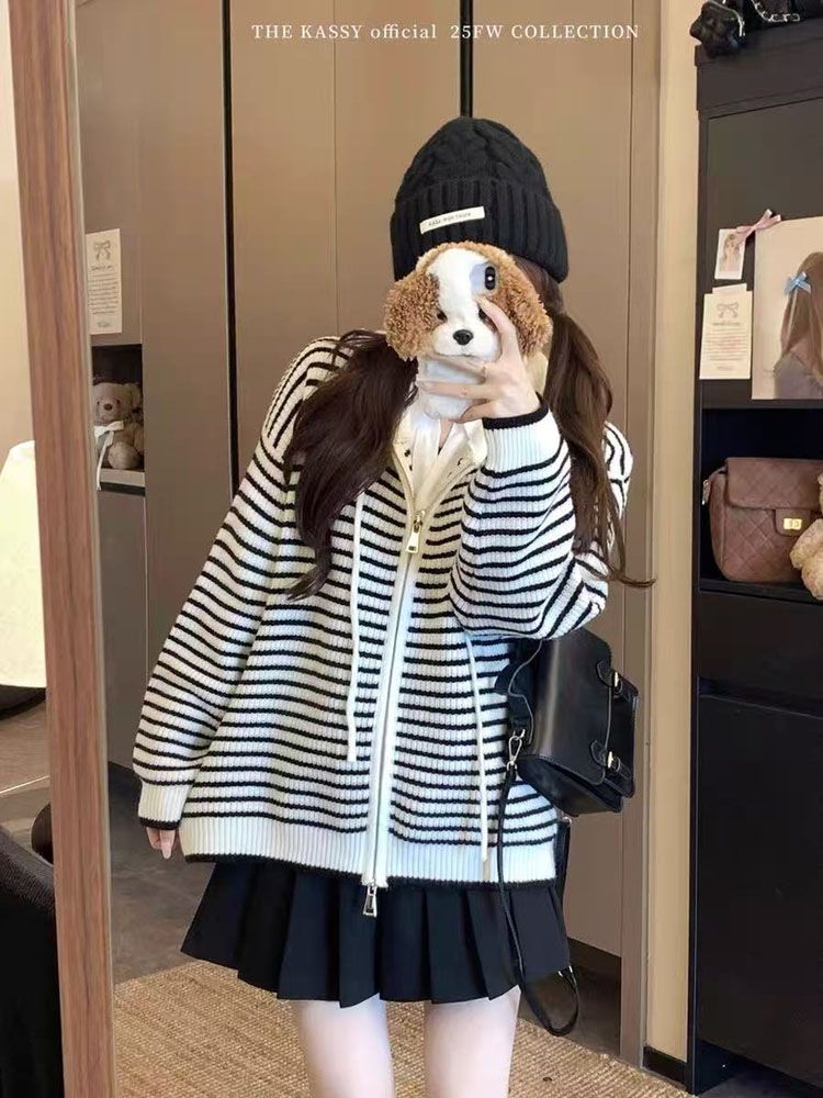 韩系抽绳连帽条纹针织开衫女秋季韩版宽松加厚毛衣外套。