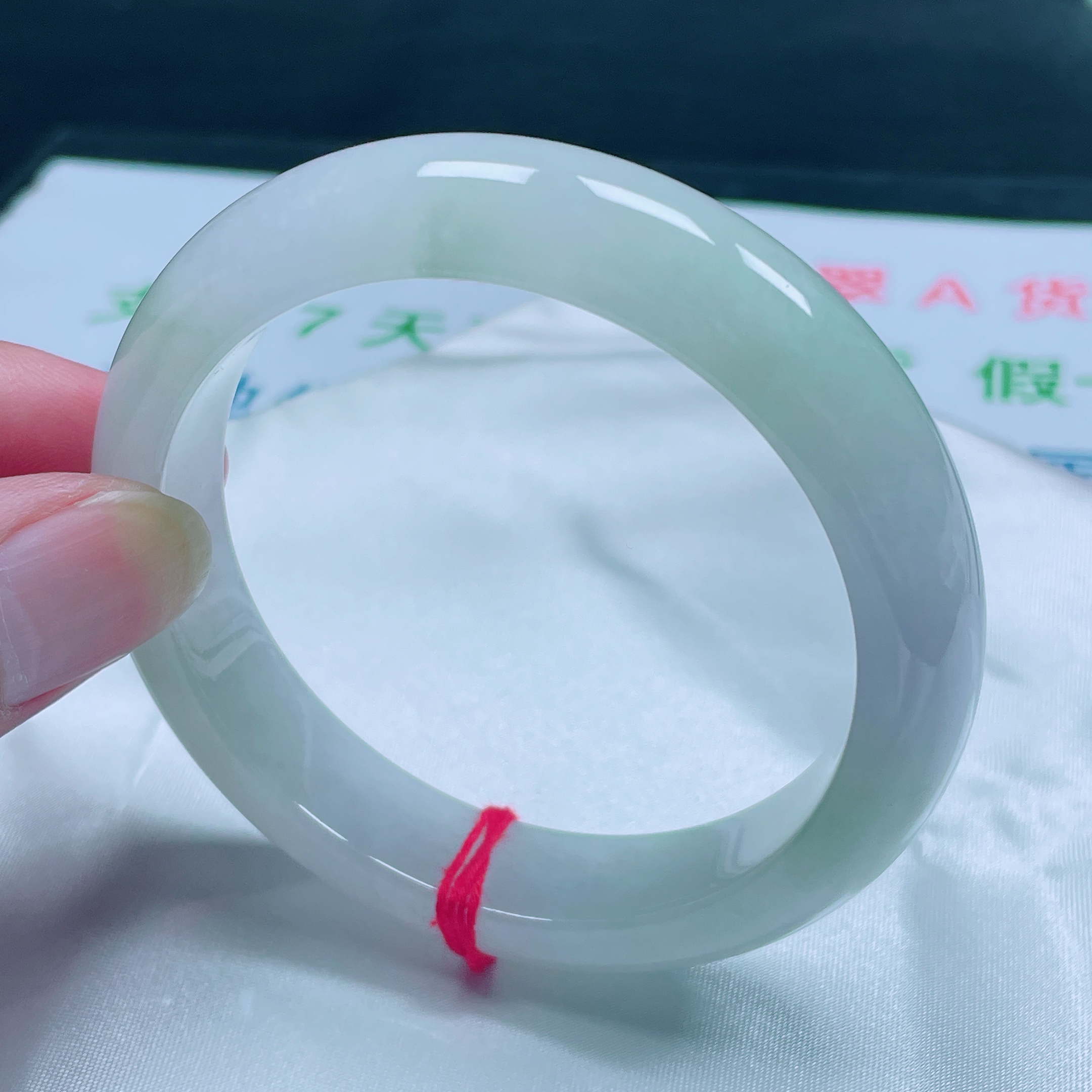 57圈冰浅绿天然翡翠高货手镯