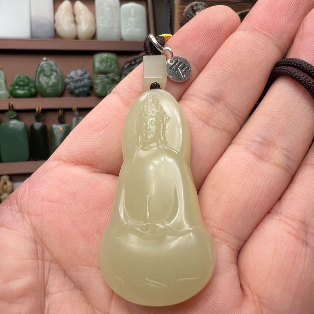 智***涨和田玉未镶嵌颈饰新疆若羌奶黄口细肉料素衣观音