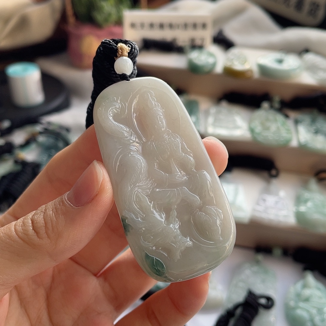 翡翠未镶嵌颈饰玉龙观音