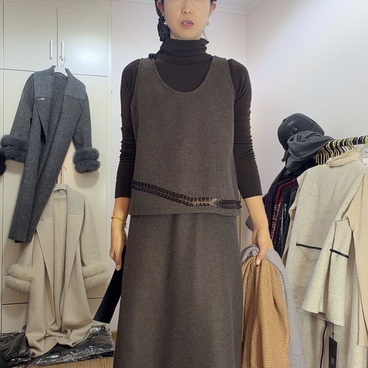 挂脖款咖色三件套套装的