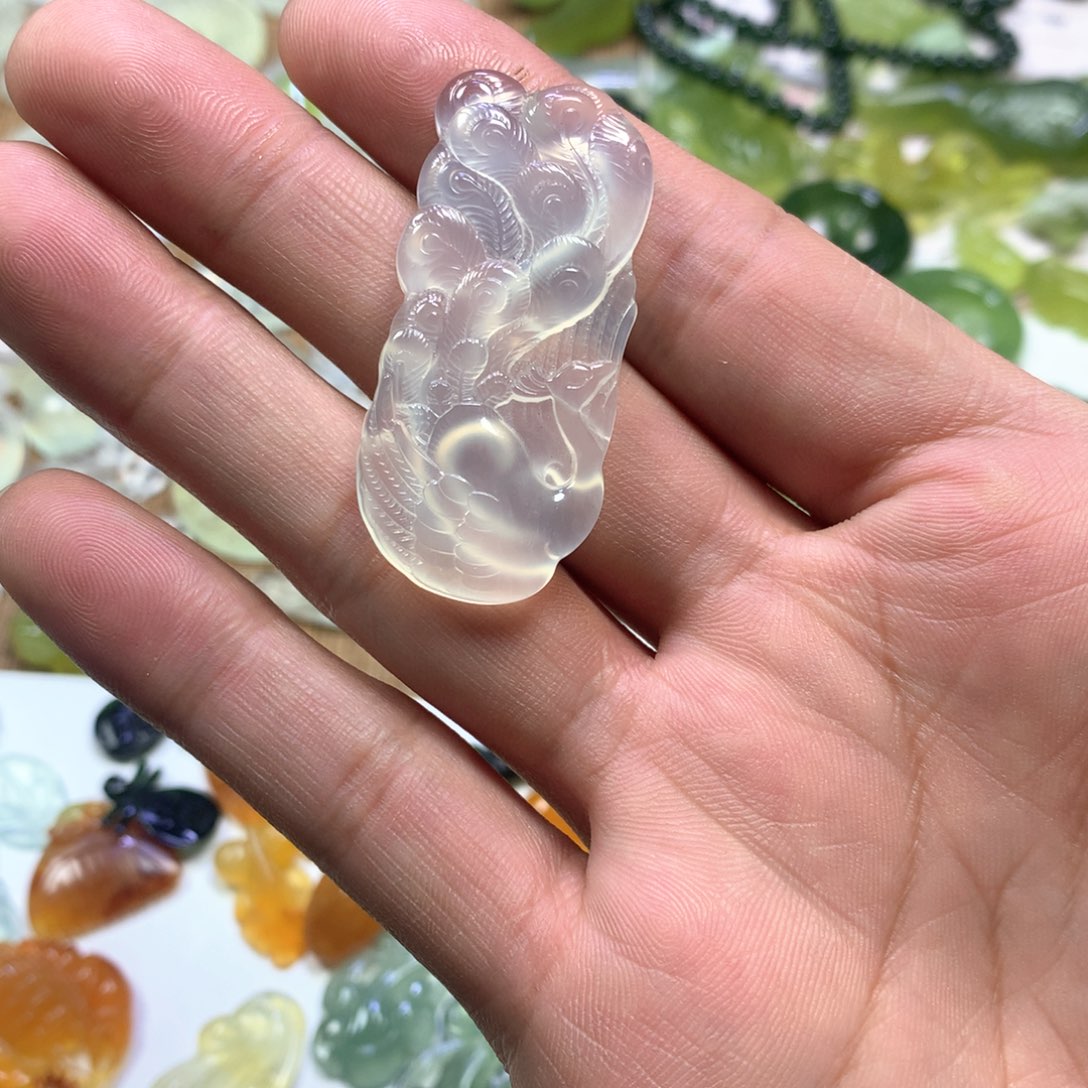 岫玉颈饰未镶嵌孔雀