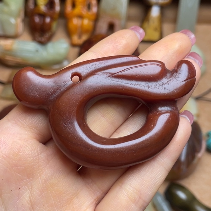 蛇纹石玉未镶嵌颈饰