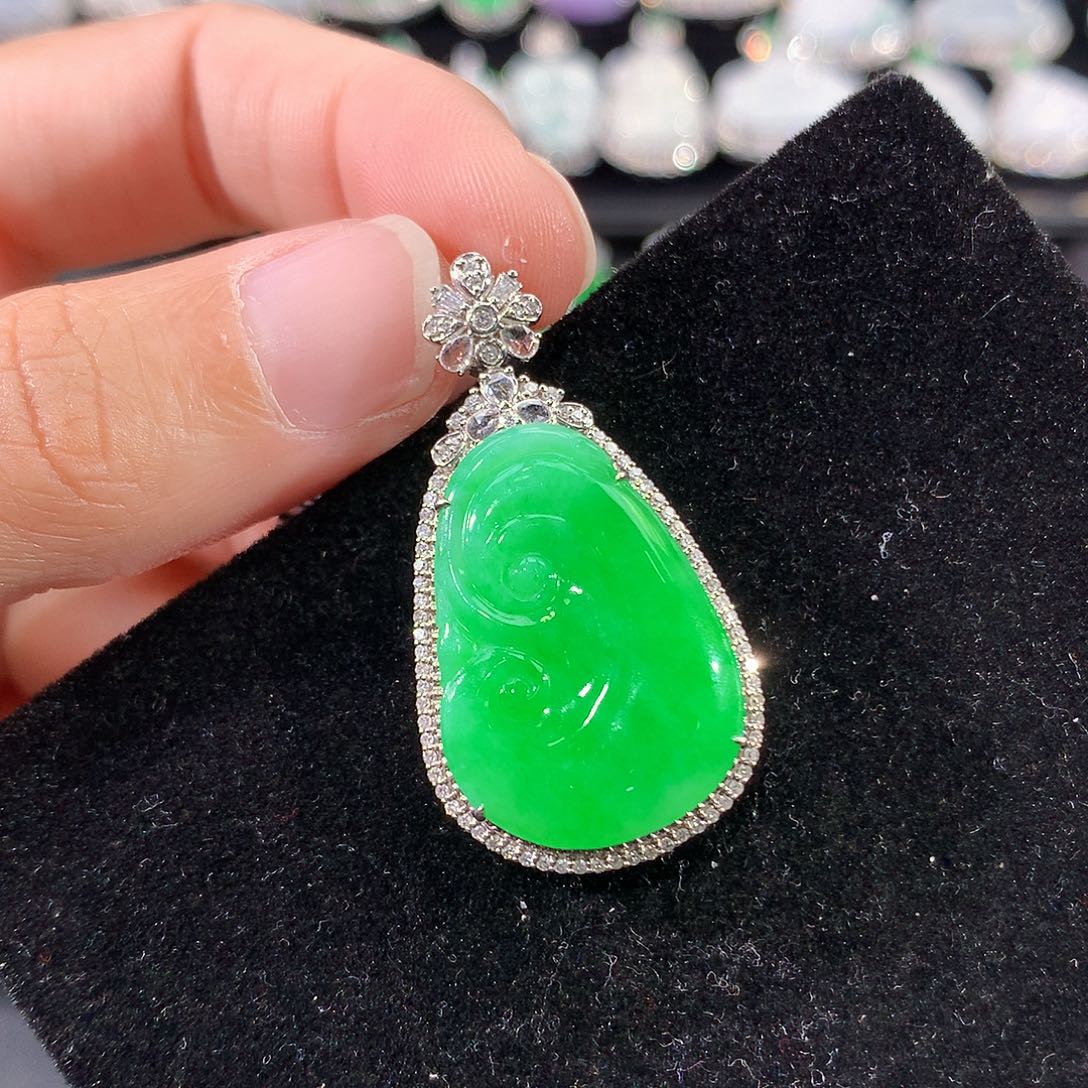 翡翠18K金镶嵌颈饰