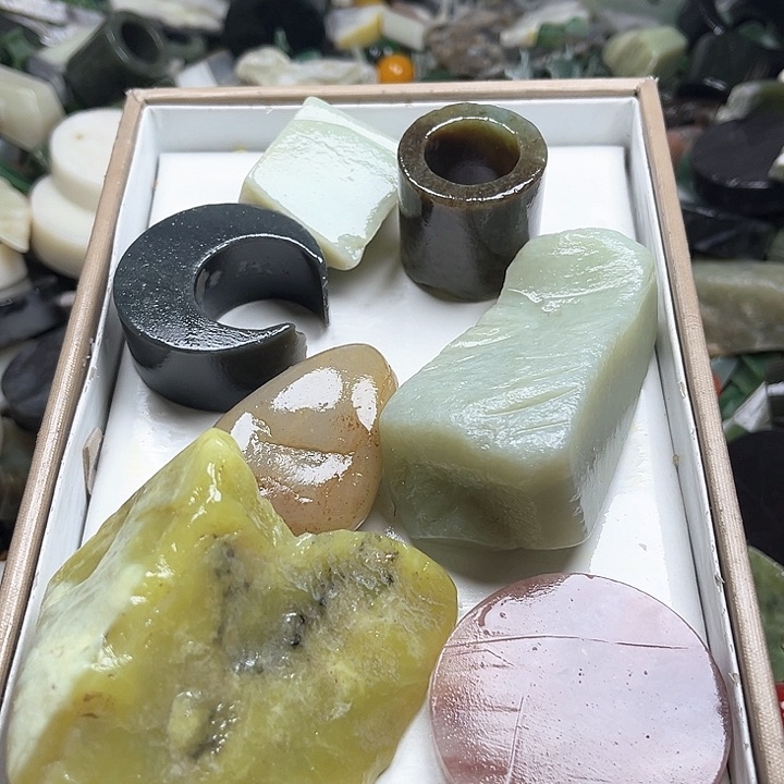 和田玉（糖玉）和田玉边角料9K金镶嵌白**君