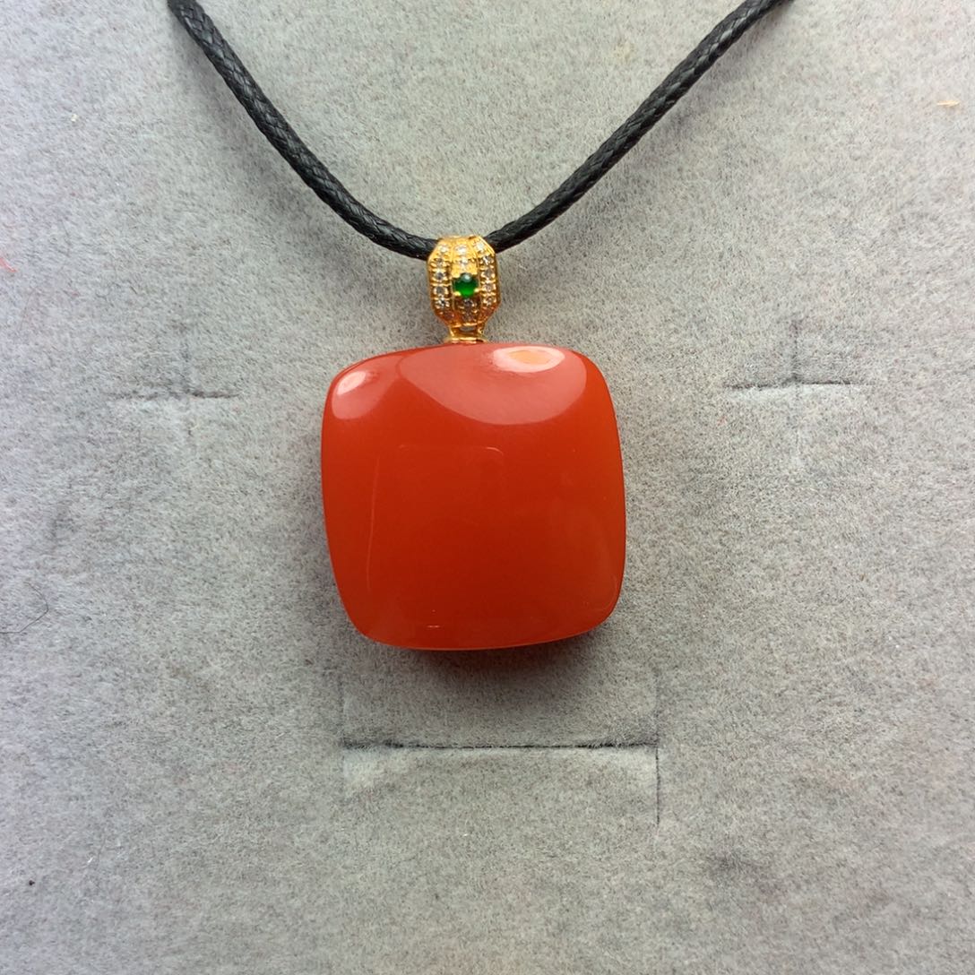 南红玛瑙吊坠18K金镶嵌