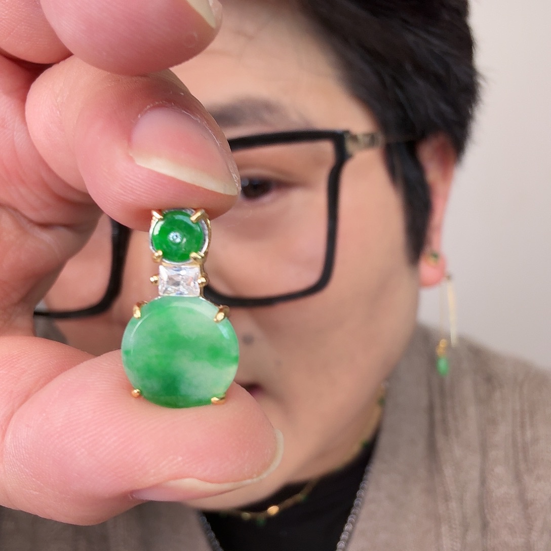 翡翠未镶嵌颈饰一件