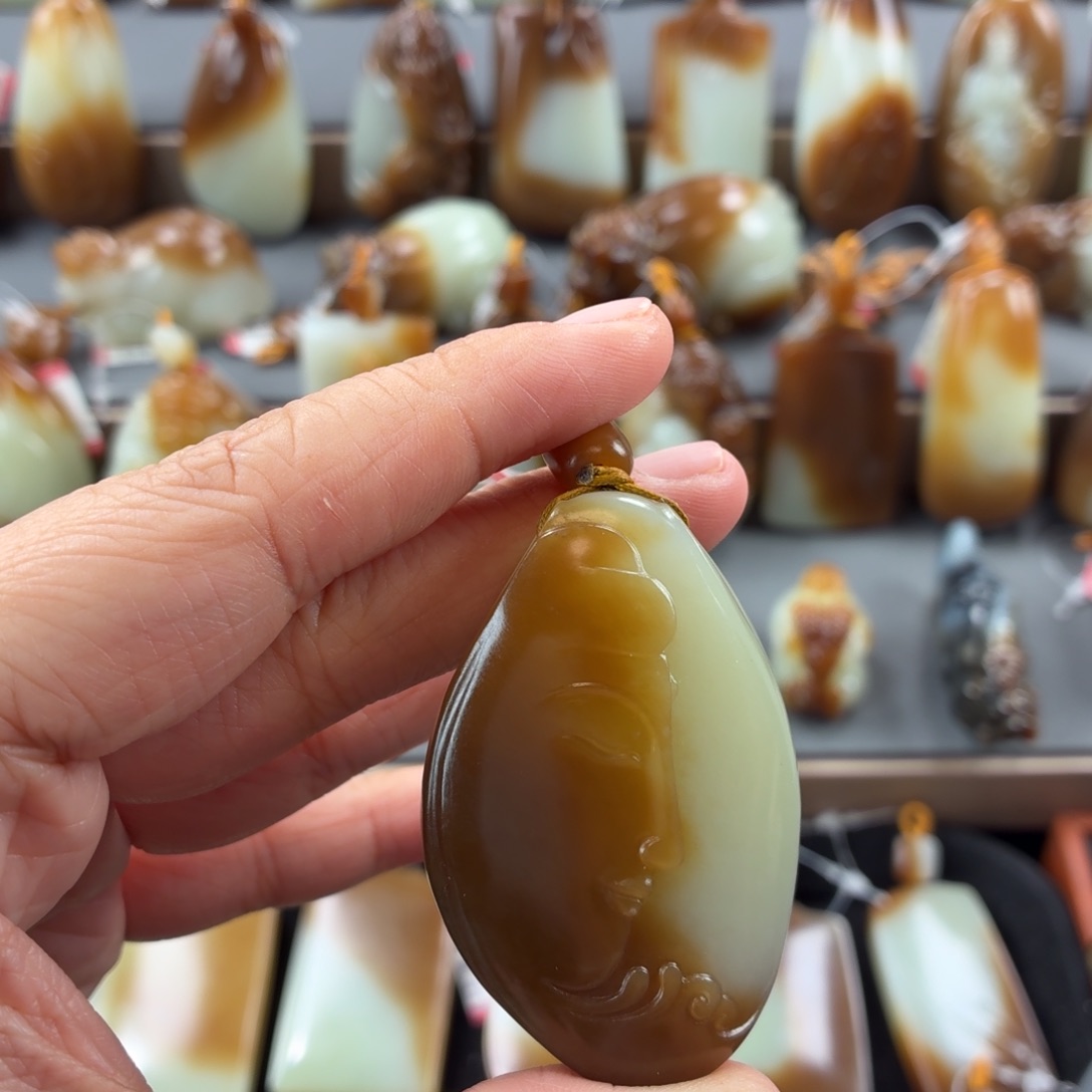 V***仔和田玉未镶嵌颈饰