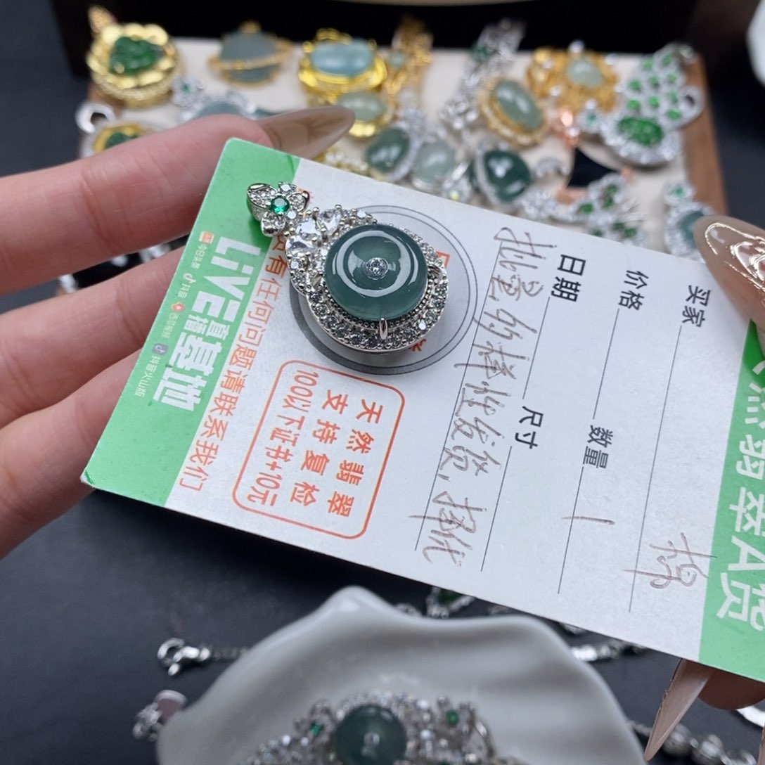 翡翠颈饰未镶嵌翡翠