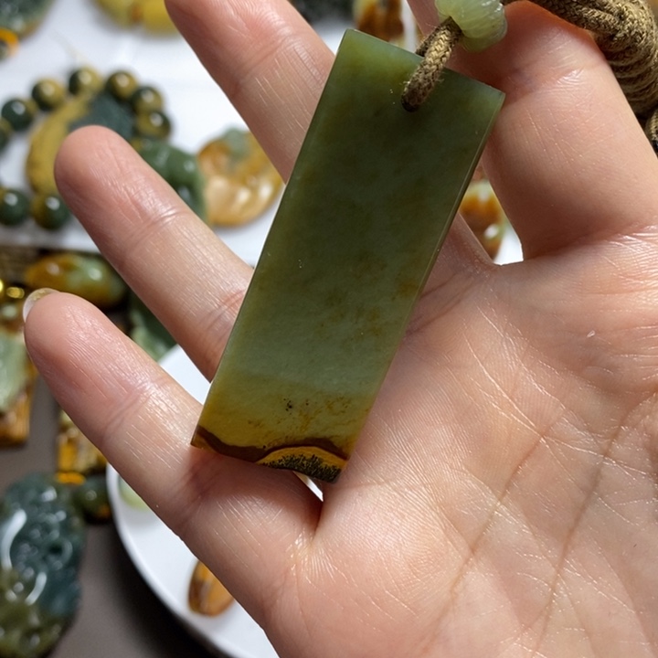 岫岩河磨玉（透闪石质玉）未镶嵌珠宝奇石磊*挂坠