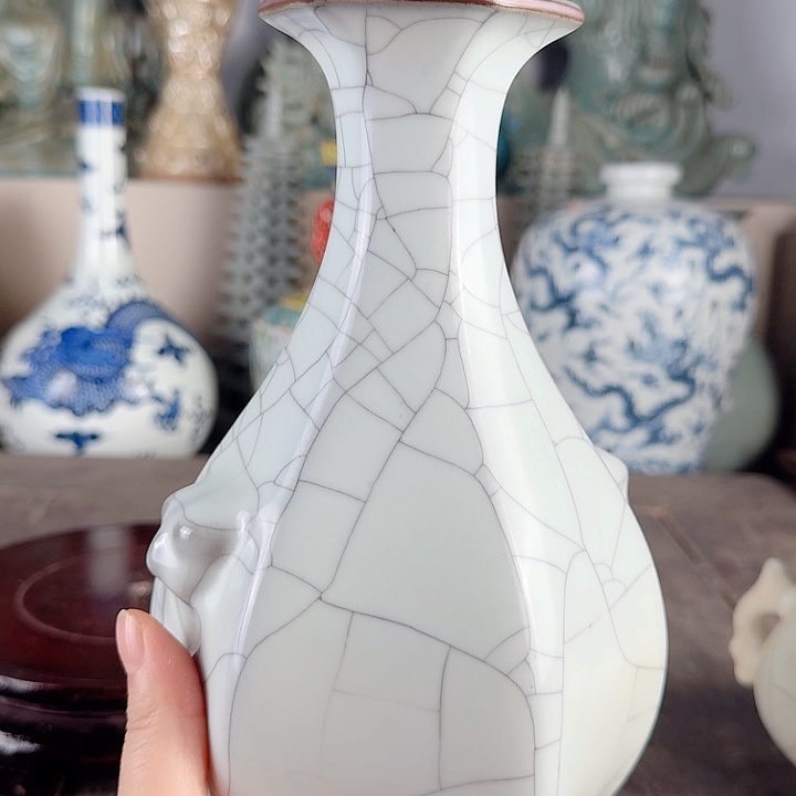 官窑双耳六棱瓶子