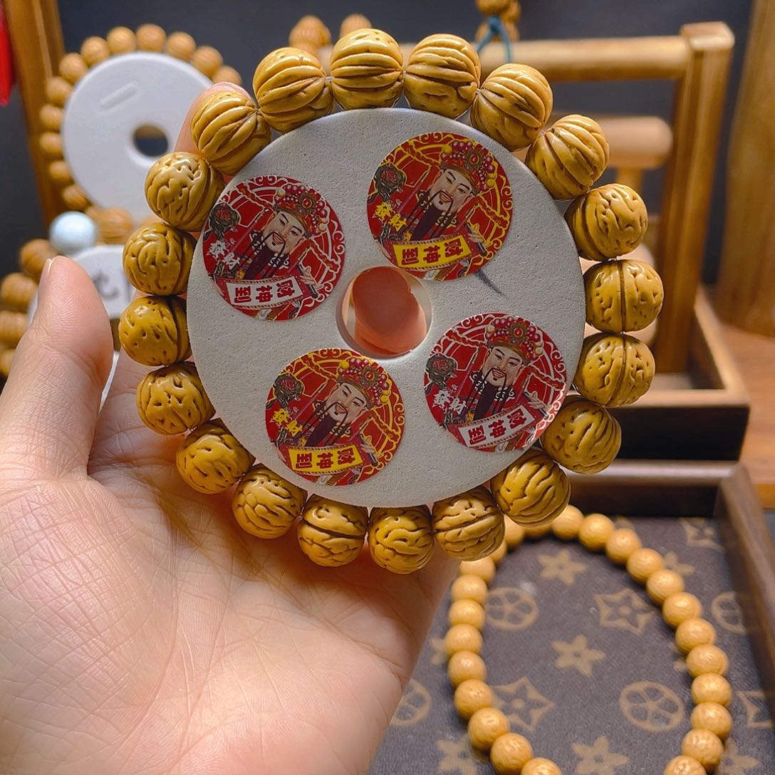 盘锦树王，桃核手串