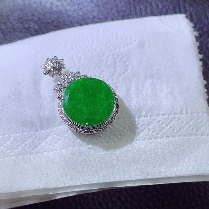 翡翠颈饰18K金镶嵌翡翠