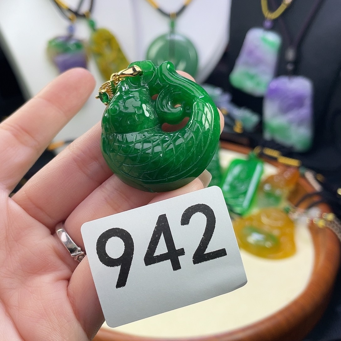 翡翠未镶嵌吊坠(赠链)