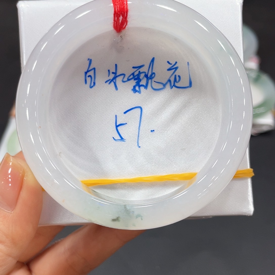 翡翠手镯未镶嵌翡翠手镯