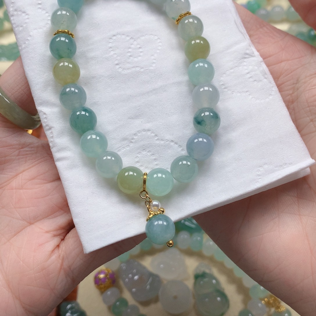 翡翠未镶嵌颈饰是