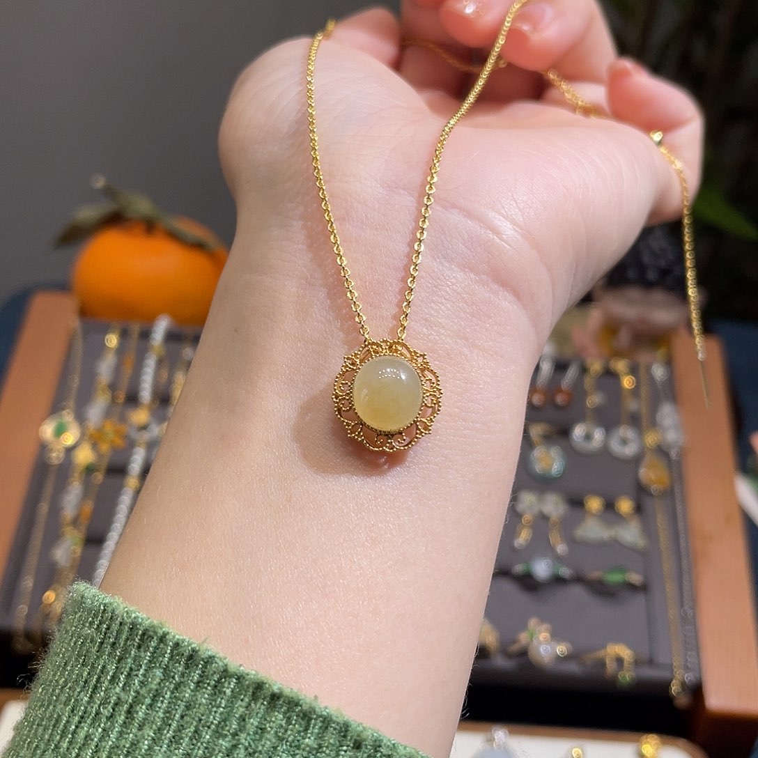 翡翠吊坠(不含链)18K金镶嵌冰黄蛋面