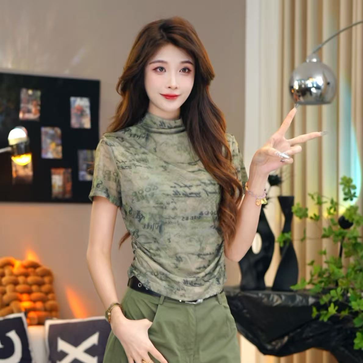 笑歌-薄款半高领网纱字母印花抽褶收腰短袖T恤-百搭时尚