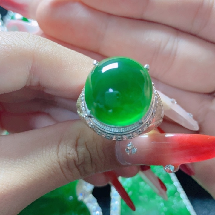 翡翠颈饰未镶嵌18。