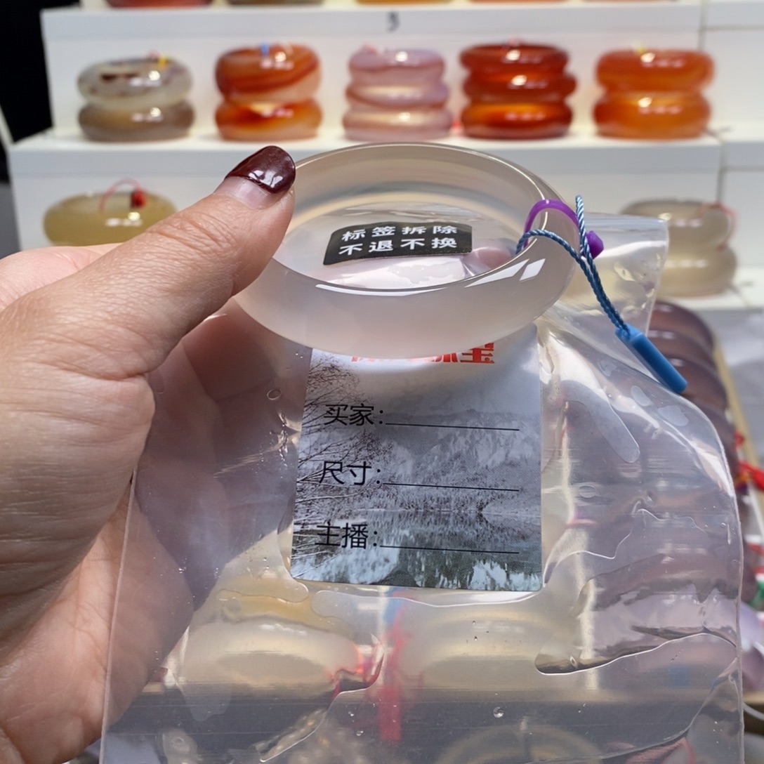 桃***୭玛瑙/玉髓未镶嵌手镯天然纹雾