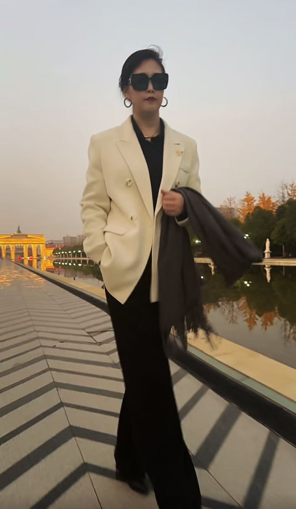 2025年秋冬新款毛呢西装休闲百搭双排扣时尚白色外套枪驳领加厚