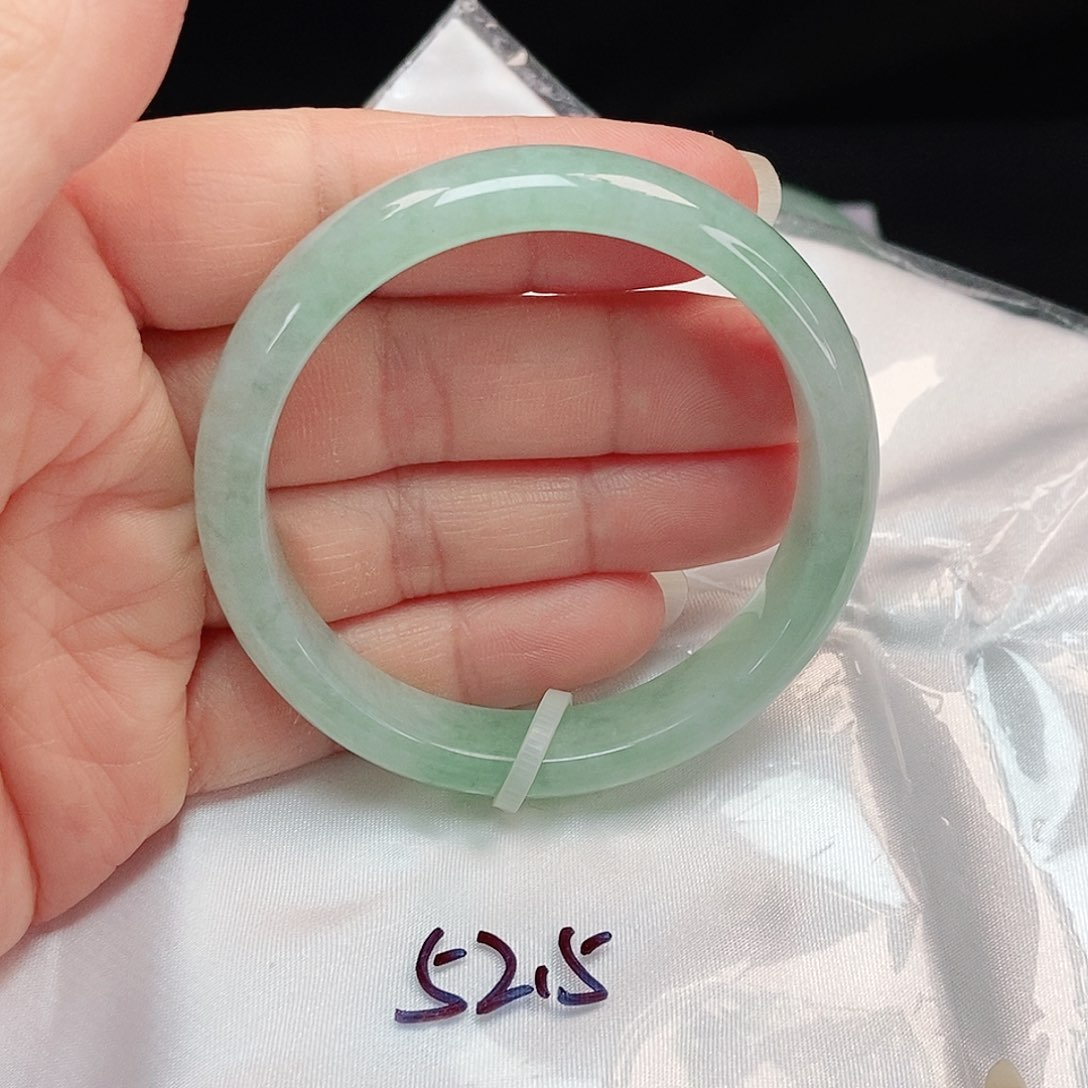 翡翠手镯未镶嵌正圈